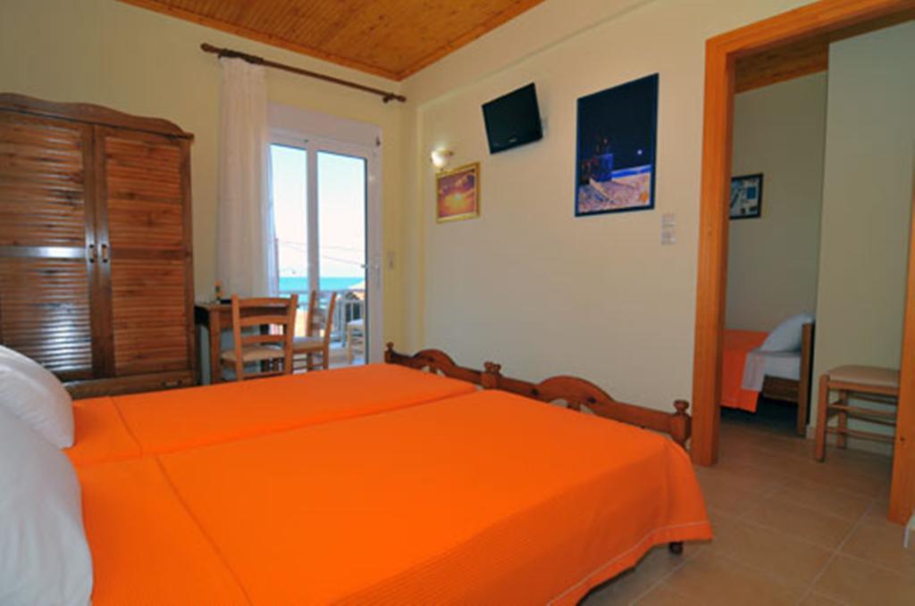 Sikoudis Gorgona Beach Skala Rachoni  Rom bilde